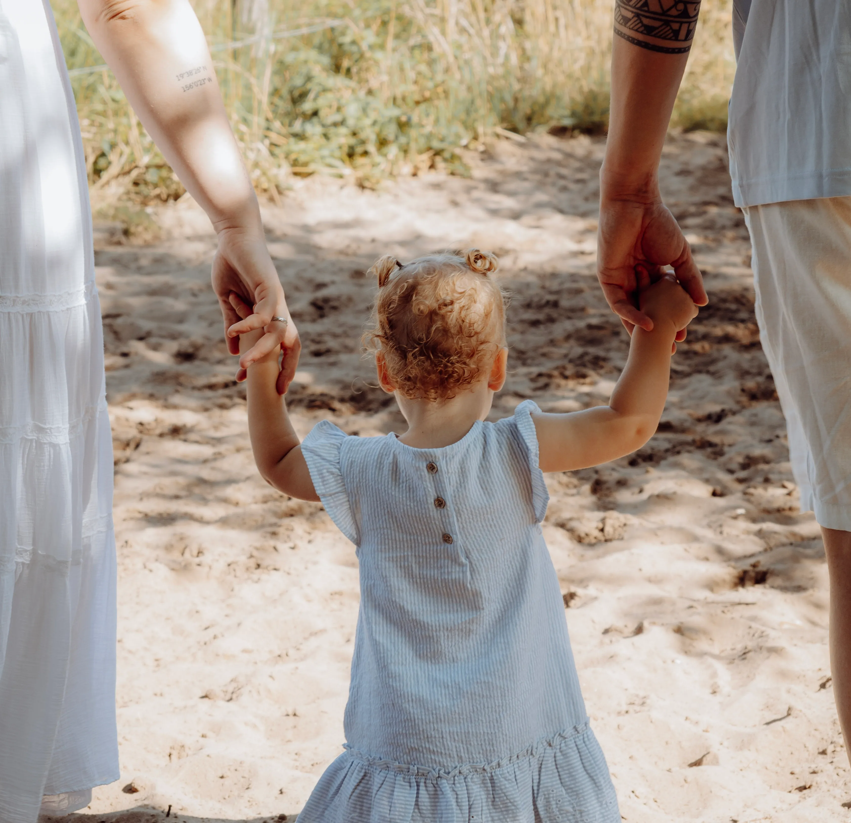 Lief moment tussen ouder en kind tijdens een lifestyle fotoshoot