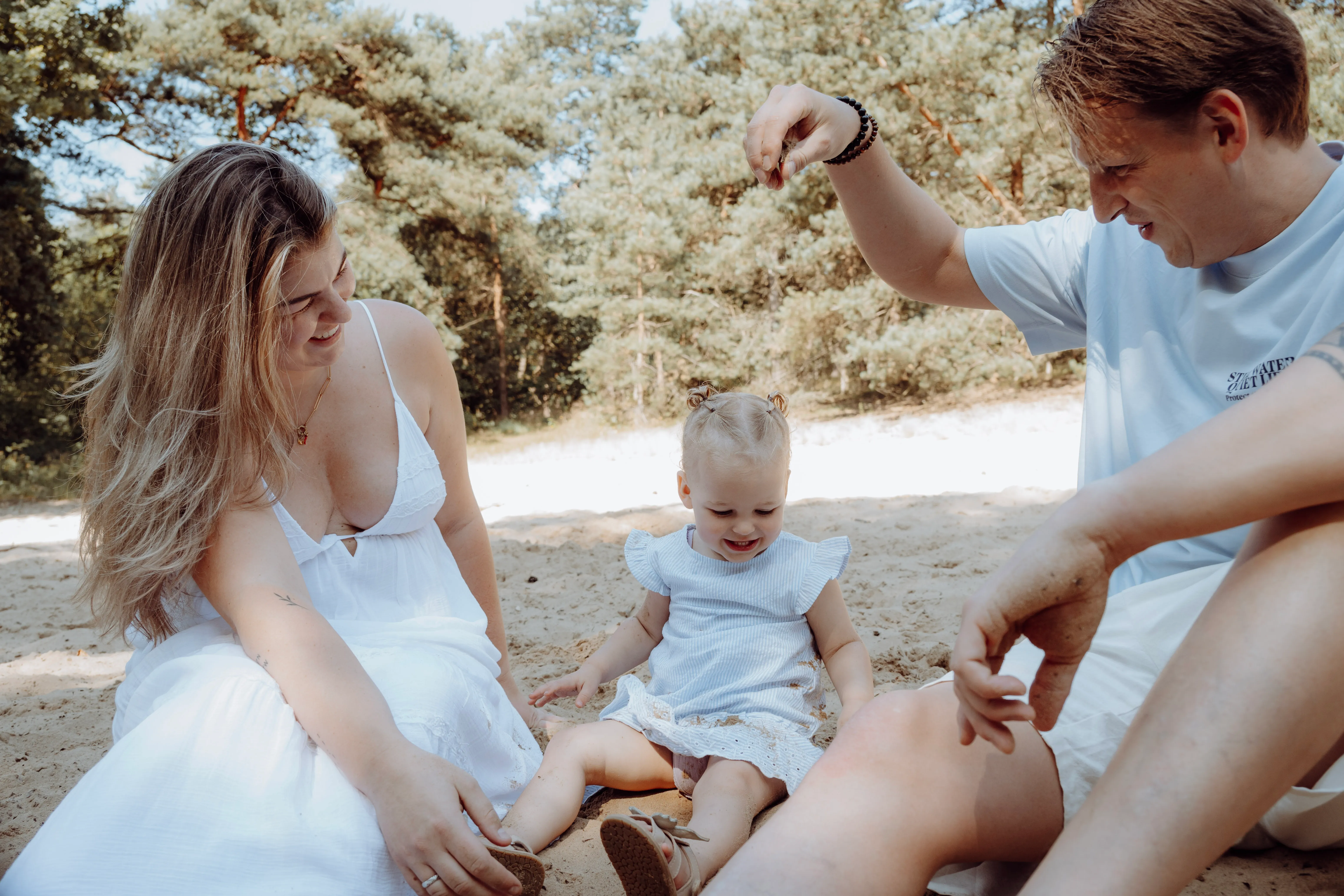 Gezin dicht bij elkaar tijdens een warme familieshoot buiten