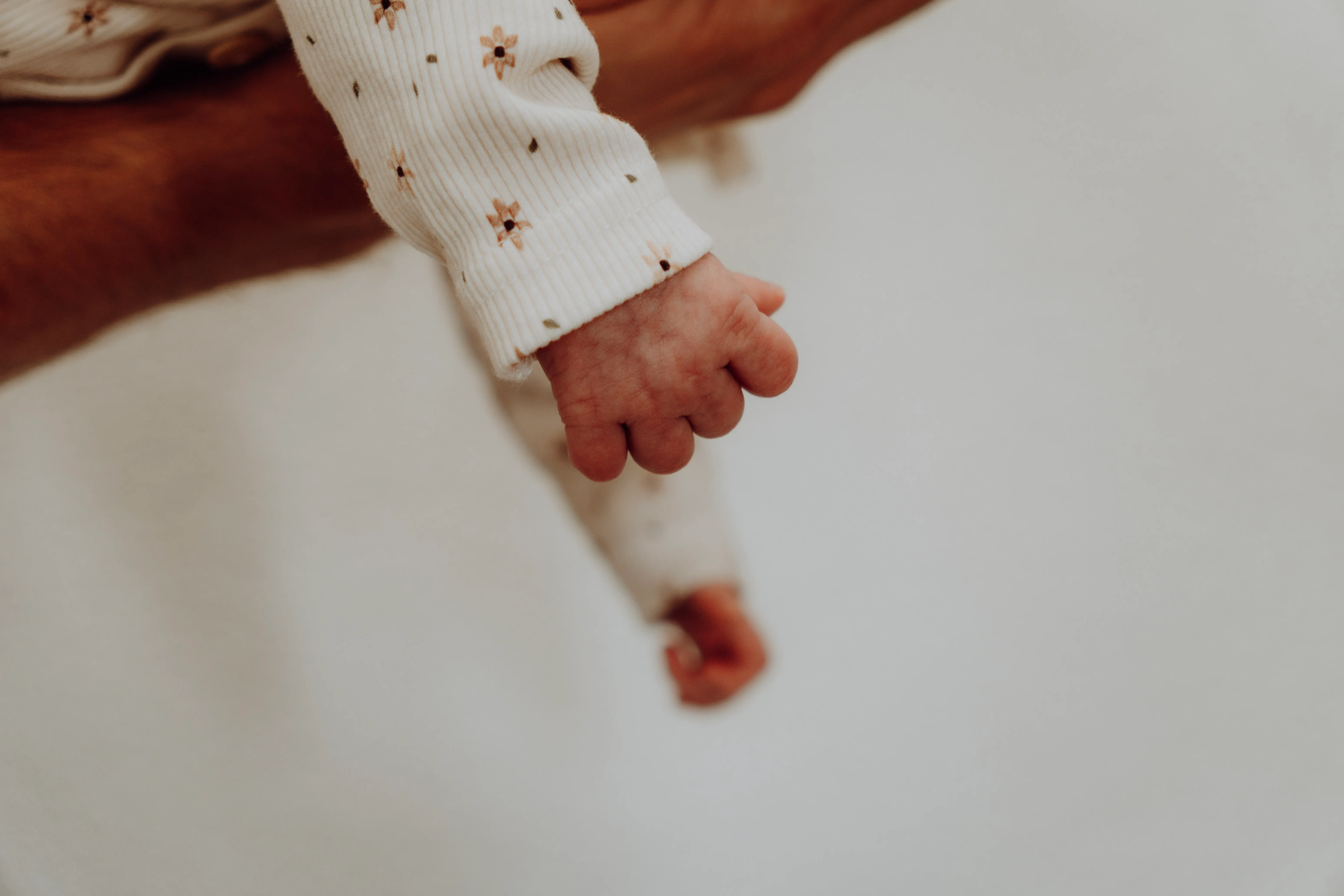 Ouders kijken liefdevol naar hun pasgeboren baby
