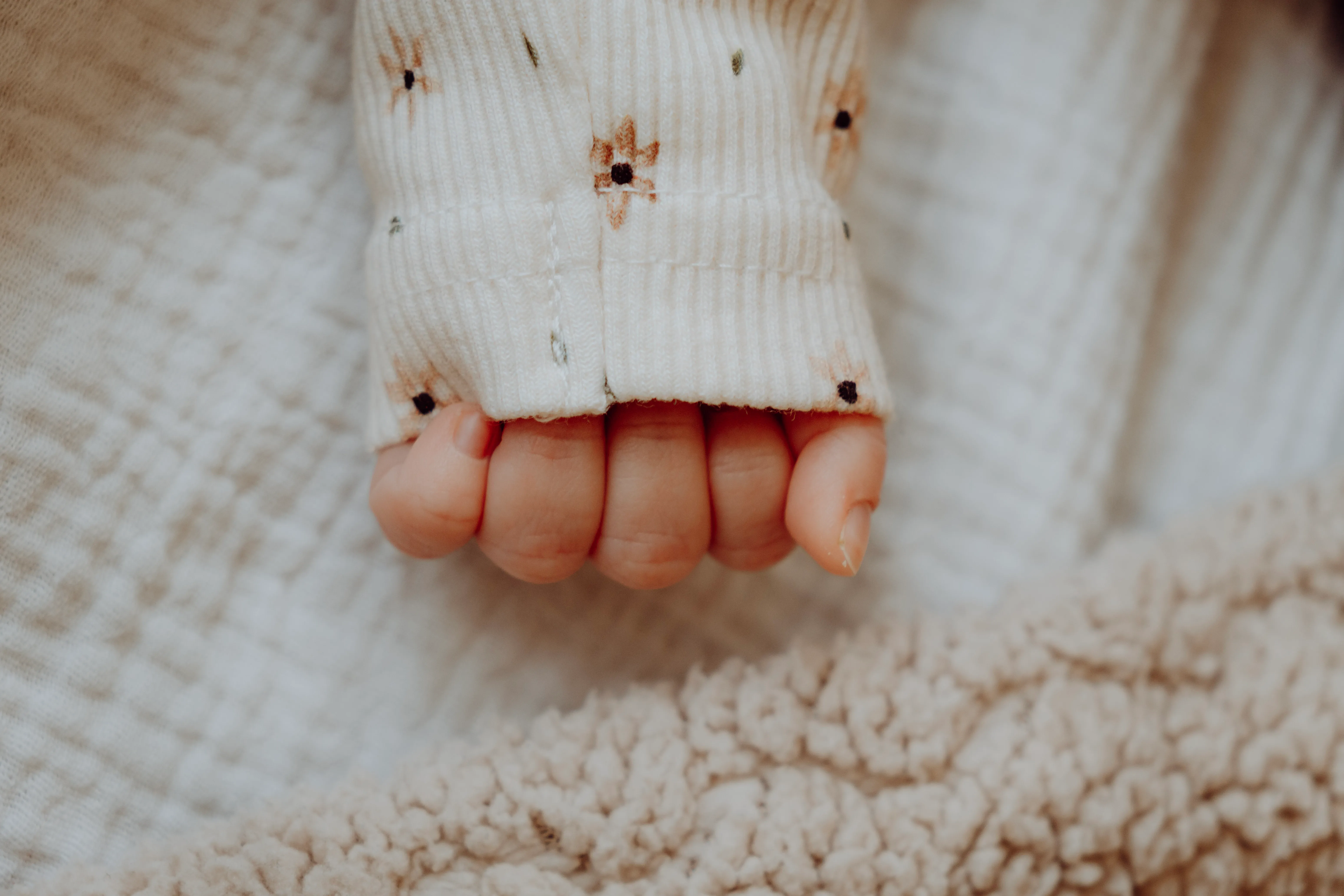 Newborn in de armen van een ouder tijdens een rustige sessie