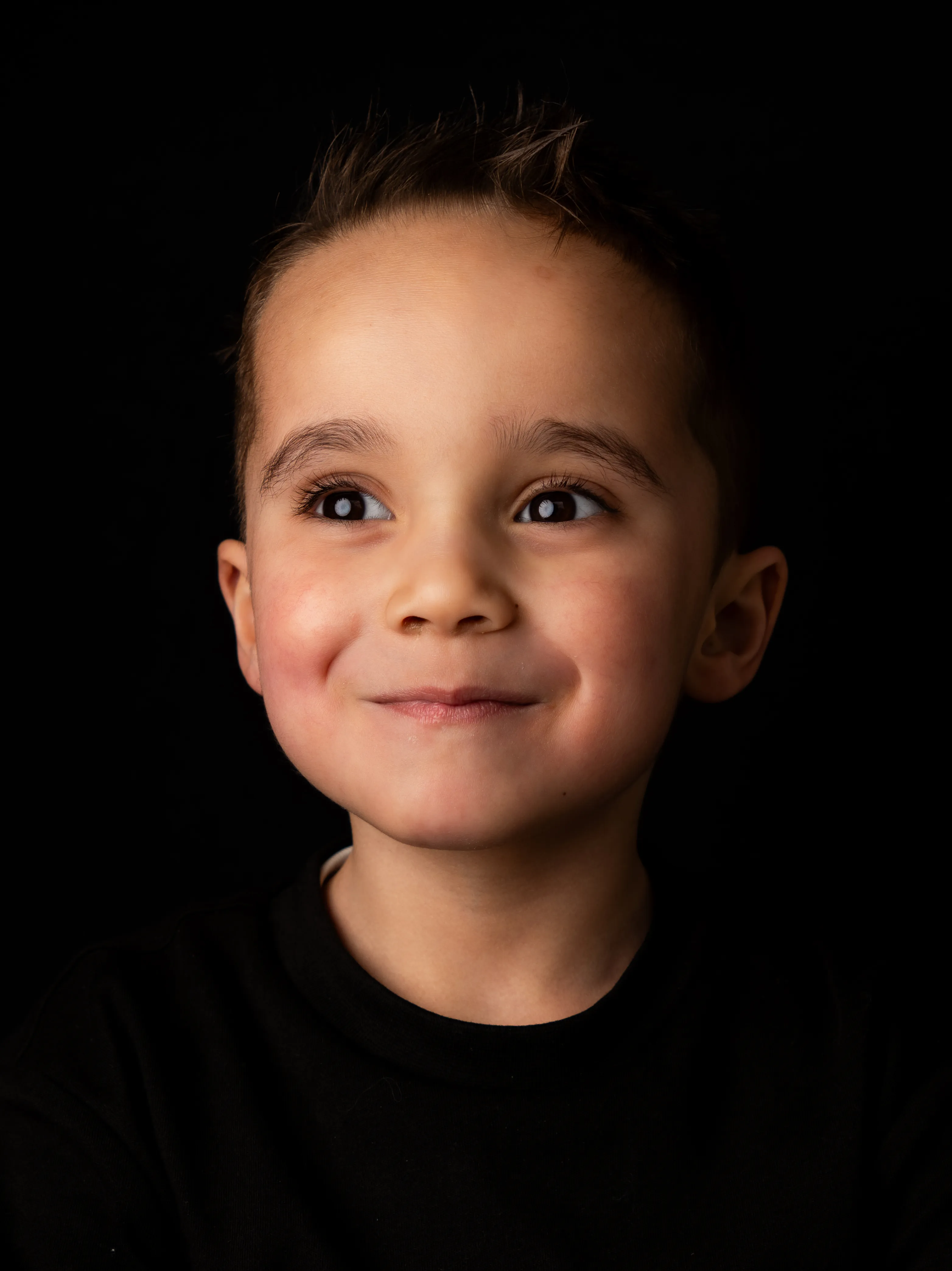 Puur portret met zachte blik in de thuisstudio van Captured by Sanne