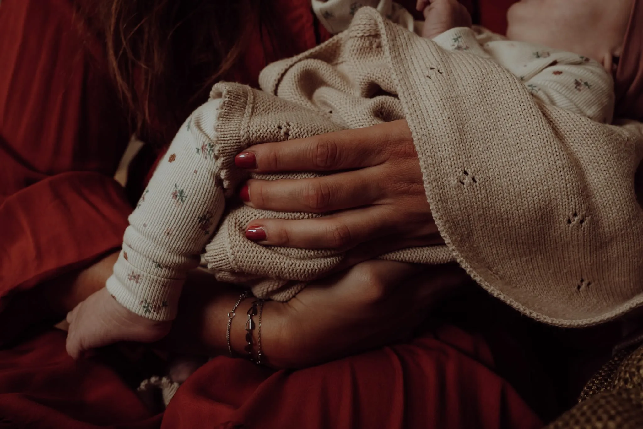 Baby in armen bij moeder