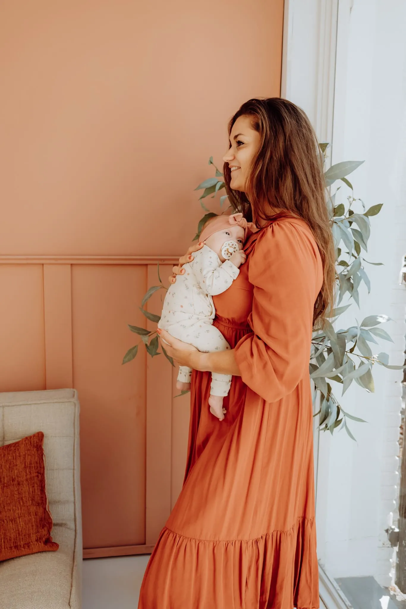 Moeder samen met baby tijdens een lifestyle shoot